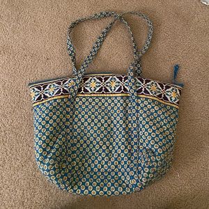 Medium sized Vera Bradley duffle